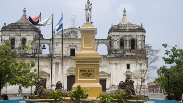 fontaine et cathédrale de leon dans central park leon nicaragua