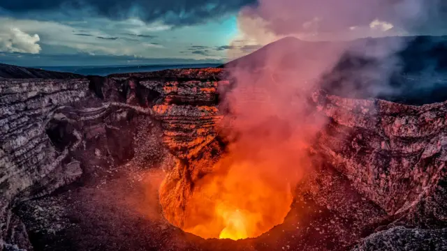 Cratère du volcan Masaya avec lave brûlante et la fumée - nicaragua