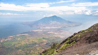 Le volcan Maderas s'élève au-dessus de l'horizon, vue du volcan Concepcion. Ometepe, Nicaragua