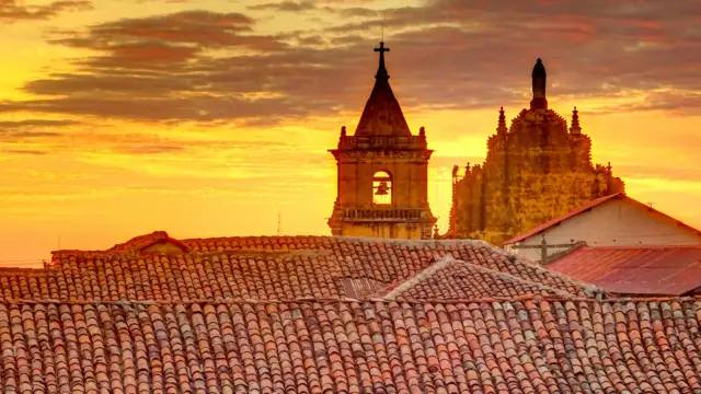Coucher de soleil sur les toits de León, Nicaragua