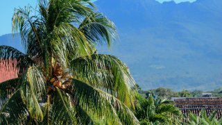 vue sur le volcan Mombacho et les toits de Granada, Nicaragua