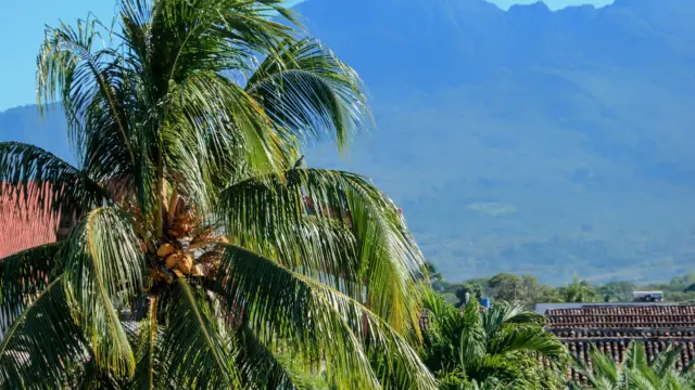 vue sur le volcan Mombacho et les toits de Granada, Nicaragua