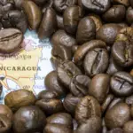 carte du Nicaragua et grains de café