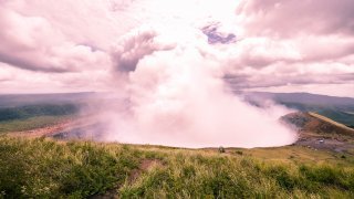 cratère fumant du volcan Masaya-Nindiri au Nicaragua