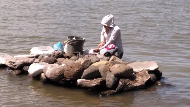 ometepe - femme lavant du linge